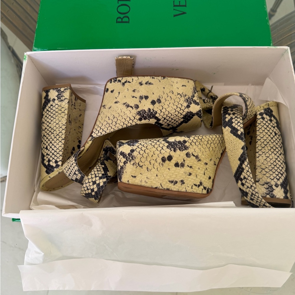 Bottega Veneta tower pumps size 38.5